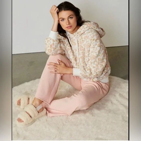 UGG Leopard Loyra Sherpa Hoodie Cozy Cabin Core Lounge Sweatshirt Medium - Picture 1 of 7